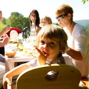 Familie beim Naturpark-Brunch