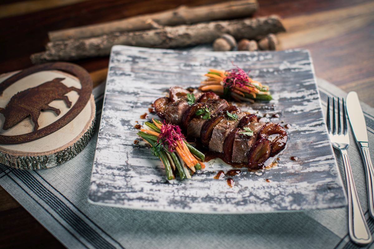 Fein zubereitete Wilde Sau auf einem schönen Teller