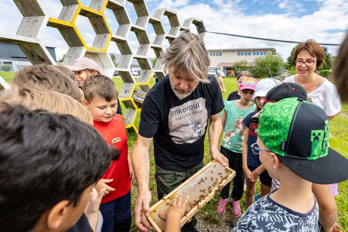 Schwarzwald Guides bei einem Bienen-Workshop mit Kindern
